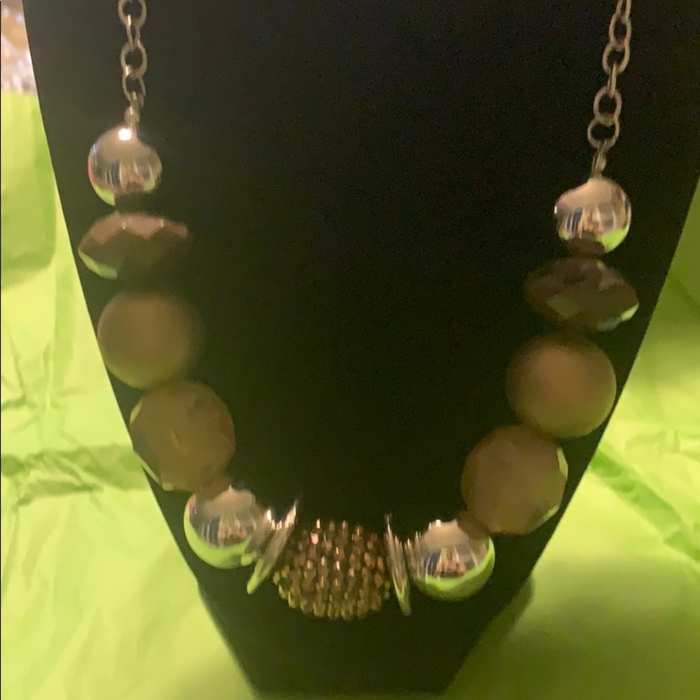 Gorgeous necklace and earrings
